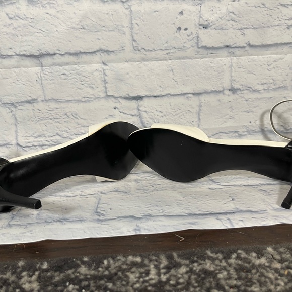 Carlos Santana white and black heels. Never worn. Size 10 - Picture 11 of 15